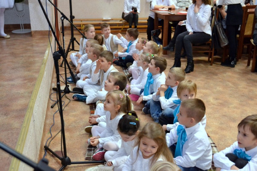 Mali wykonawcy ze szkoły podstawowej i przedszkola w Kosieczynie i Kręcku występowali z ogromnym przejęciem
