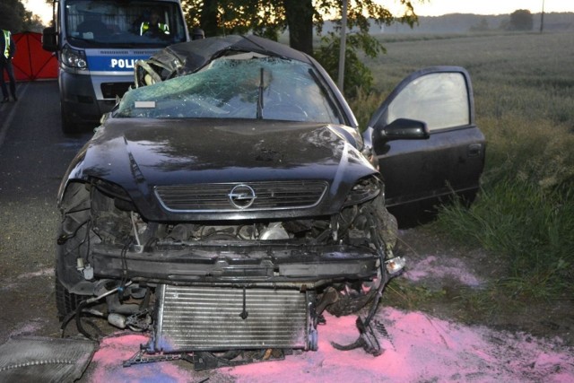 Ogromna tragedia w naszym regionie. W wypadku w miejscowości Czołówek w powiecie radziejowskim zginęła 19-letnia dziewczyna, a cztery osoby, w tym troje nastolatków zostało rannych. 
