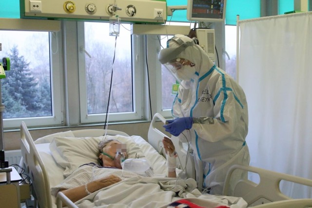 Wiceszef resortu zdrowia przyznał, że wzrosła także liczba pacjentów w szpitalach.