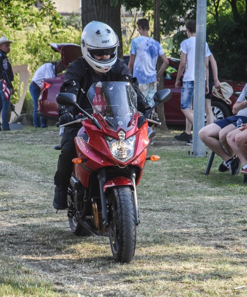 Gm. Ostroróg. Motocykle, TIR-y oraz pojazdy zabytkowe na integracjach w Bobulczynie