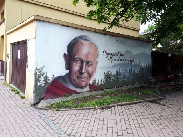 Mural powstał na prywatnym garażu przy Placu Inwalidów Wojennych w Jaśle.