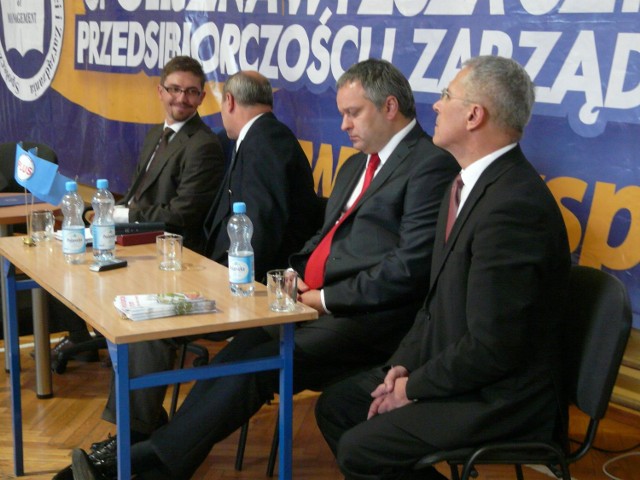 Andrzej Brodzki (od lewej) spotka się z  Piotrem Niedźwieckim w sądzie