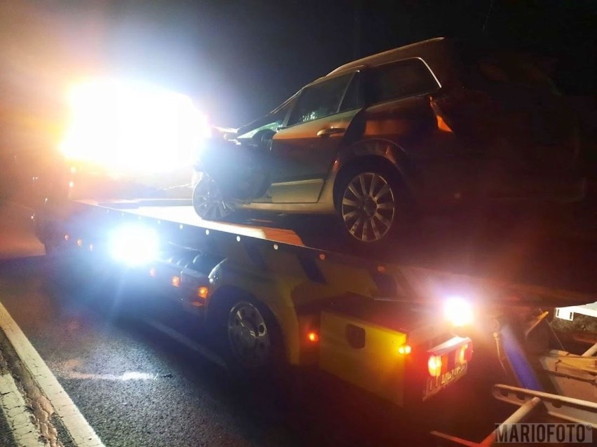 Groźny wypadek na trasie Jaworek - Jaworzno w powiecie oleskim. Opel uderzył w drzewo, kierowca miał ponad 3 promile