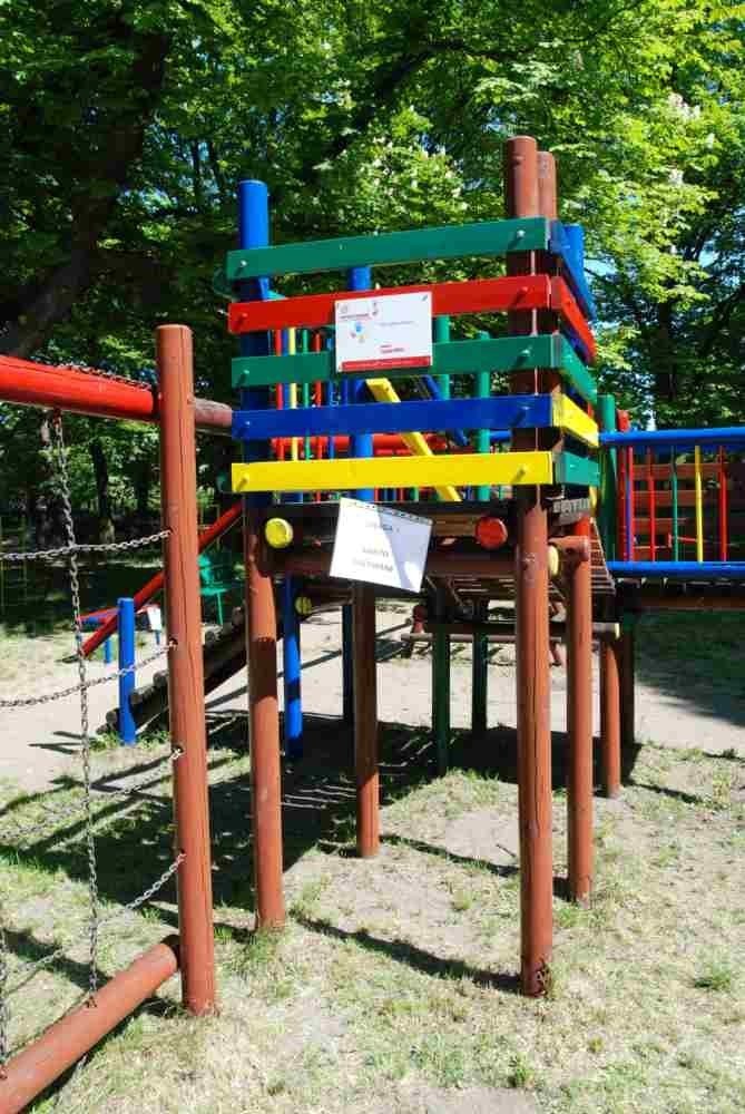 Gdańsk: Odnowiony plac przy ośrdodku wychowawczym,pokój dla matek z dziećmi w FIS i park w Rudnikach