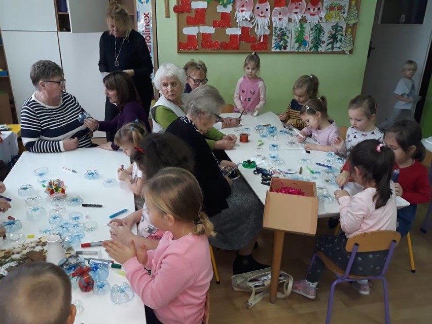 Podopieczni dziennego domu Senior-Wigor w przedszkolu samorządowym