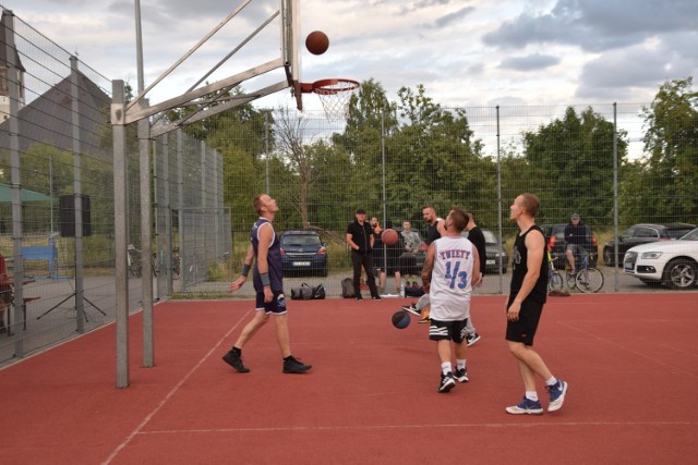 W Aleksandrowie Kujawskim odbył się VI Nocny Turniej Streetballa. Imprezę uroczyście otworzył burmistrz, Andrzej Cieśla.

Do rywalizacji przystąpiło 10 zespołów, które organizatorzy podzielili na dwie grupy. Tutaj zagrał każdy z każdym. Do fazy pucharowej przechodziły 4 drużyny.

Widzowie mogli podziwiać świetne widowisko. Nie brakowało efektownych zwodów i rzutów za trzy punkty.

Ostatecznie najlepsza okazała się ekipa "Barki na Wiśle" w składzie: Tomasz Fajfer, Marek Olszewski, Przemysław Kuźmiński i Krzysztof Winiecki.