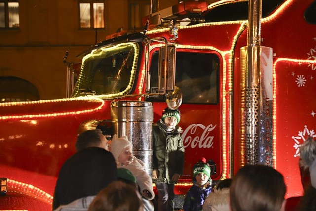 Rybnicki rynek podczas, gdy pojawiła się na nim ciężarówka Coca-Coli dosłownie pękał w szwach.