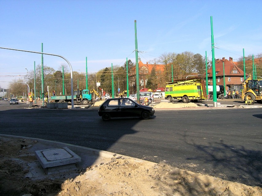 Samochody i autobusy krążą wokół ronda Jana Nowaka-Jeziorańskiego w Poznaniu [ZDJĘCIA]
