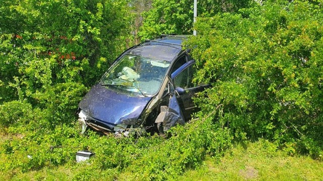 W sobotę po godz. 12.00 doszło do zderzenia dwóch samochodów na ul. Gorzowskiej w Kostrzynie nad Odrą.

Siła uderzenia była na tyle duża, że jeden z samochodów wypadł z drogi i wpadł w drzewa rosnące na poboczu, wręcz zawisając na nich. Na miejscu pojawiła się policja oraz zastępy straży pożarnej.

WIDEO: Na S3 powstają kolejne stacje paliw i restauracje
