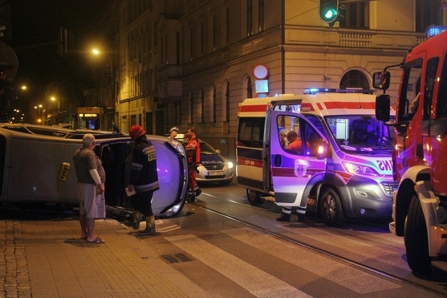 Dachowanie taksówki na Zielonej. Ranni