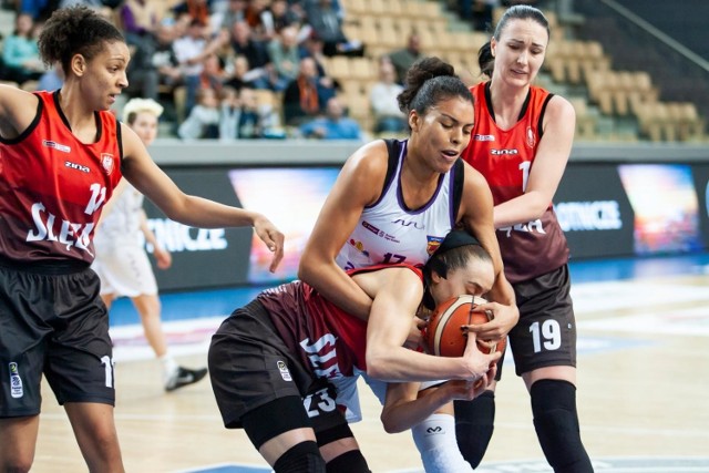 We wtorek rozpoczęła się faza play-off w Energa Basket Lidze Kobiet. Artego Bydgoszcz (3) w ćwierćfinale rywalizuje ze Ślęzą Wrocław (6).

W sezonie zasadniczym 67:63 dla Artego na wyjeździe i 69:71 u siebie. Teraz, w 1. meczu ćwierćfinałowym w Artego Arenie, znowu porażka 61:69.

Artego zaczęło od 0:6. Słabo też Serbka Dragana Stanković (wybrana do pierwszej piątki sezonu zasadniczego), którą szybko zmieniła Karolina Poboży.

Pierwsze punkty dla Artego (4x1) zdobyła Ziomara Morrison, a pierwszy raz z dystansu trafiła Julie McBride (za trzy).
Mocną bronią przyjezdnych w I kwarcie były rzuty zza łuku (3x). 

W połowie II kwarty po „dwójce” Stanković Artego doszło, na 22:23, a potem po „trójce” Elżbiety Międzik i po dwóch wolnych McBride pierwsze prowadzenie (27:25).

Od 31:29 (Morrison 2) kontrolę nad wynikiem przejęła Ślęza. A równo z syreną rzutem za trzy Karina Szybała, była zawodniczka Artego, wyprowadziła przyjezdne na 39:33.

W III kwarcie przy stanie 39:46 po faulu Marissy Kastanek parkiet musiała opuścić Agnieszka Szott-Hejmej, która już nie wróciła do gry. A koleżanki nie odrobiły strat i Artego w 1/4 finału przegrywa 0-1,

Artego Bydgoszcz - Ślęza Wrocław 61:69 (15:20, 18:19, 13:14, 15:16).

Artego: Międzik 6 (4 as.), Szott-Hejmej 1, McBride 14 (6 zb.), Stanković 10 (6 zb.), Morrison 14 (9 zb.) oraz Poboży 8, Hornbuckle 2, Radocaj 4, Kuczyńska 2, Kocaj.

Ślęza: Szybała 6, Burdick 11 (12 zb.), Colson 5, Udodenko 14 (7 zb.), Kastanek 13 oraz Palenikova 8, Dikeoulakou 12 (4 as.), Miletić, Dobrowolska, Marciniak.

W środę w Artego Arenie drugie spotkanie, początek o  18.00 (transmisja na kanale Multisportlive na YouTube i Facebooku).

Do półfinału awansuje zespół, który wygra trzy spotkania. Trzeci (i ew. czwarty) mecz w sobotę i niedzielę we Wrocławiu. Termin 5. meczu to 10 kwietnia (Bydgoszcz).

ZOBACZ ZDJĘCIA Z ARTEGO ARENY, Z TRYBUN I Z PARKIETU >>>>> 


Rozpoczęła się największa inwestycja komunikacyjna w Bydoszczy. To rozbudowa ul. Kujawskiej. Co się zmieni? Zobacz:

