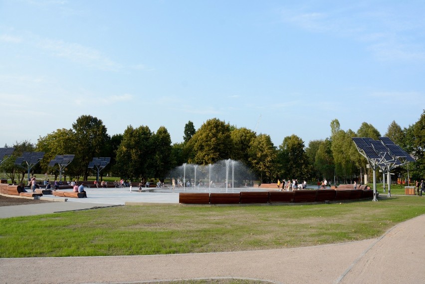 Multimedialne fontanny w Parku Szymańskiego na Woli....