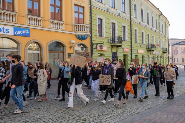 Marsz solidarności młodzieży tarnowskich szkół ze Strajkiem Kobiet