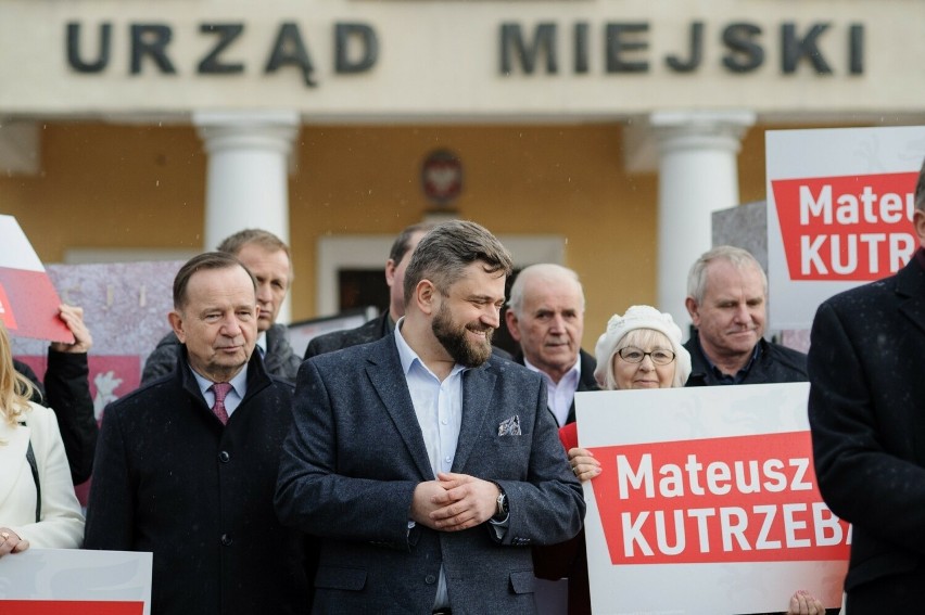Mateusz Kutrzeba jest absolwentem LO im. Króla Władysława...