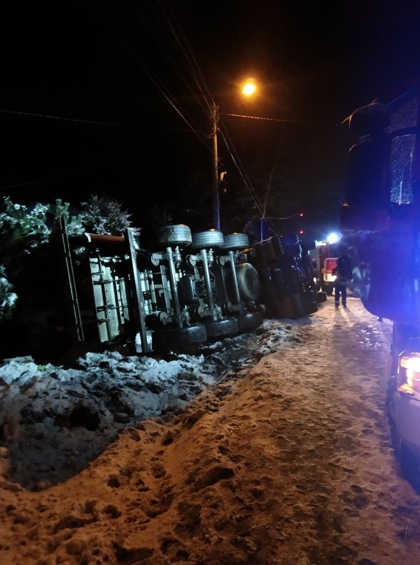 Gmina Kodrąb: Wypadek na DK 42 w Rzejowicach. Ciężarówka wjechała do rowu i przewróciła się na bok