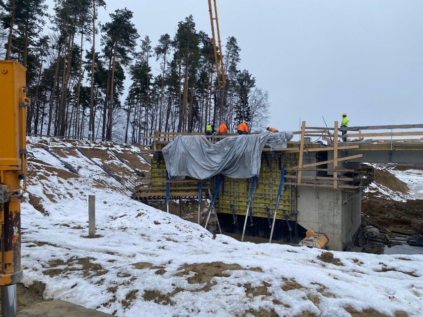 Na budowie drogi ekspresowej S19 Babica - Rzeszów Południe - choć zima - to prace trwają