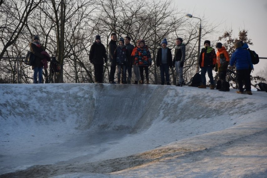 Nowy Dwór Gdański. Zabawa na górce w parku przy u....