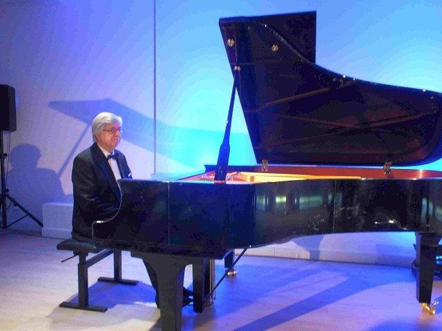 Piotr Paleczny podczas recitalu fortepianowego w Starachowicach.

Zobacz więcej zdjęć z recitalu>>>