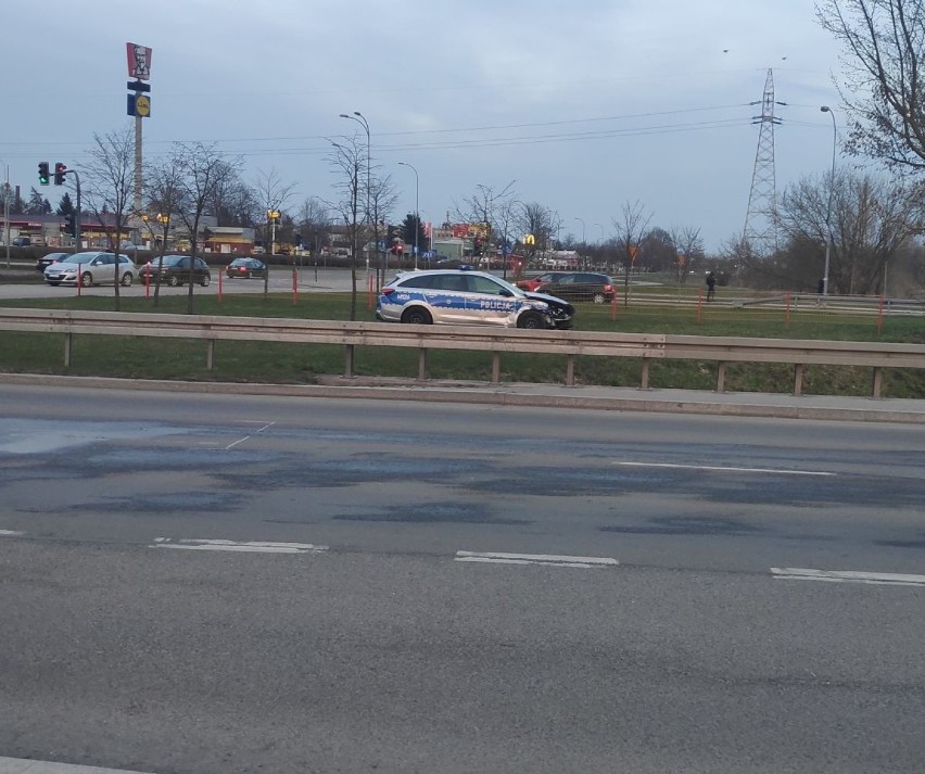Wypadek radiowozu na skrzyżowaniu ul. Miłosza i Branickiego w Białymstoku. Policyjne auto zderzyło się z BMW. Ranni policjanci [ZDJĘCIA]