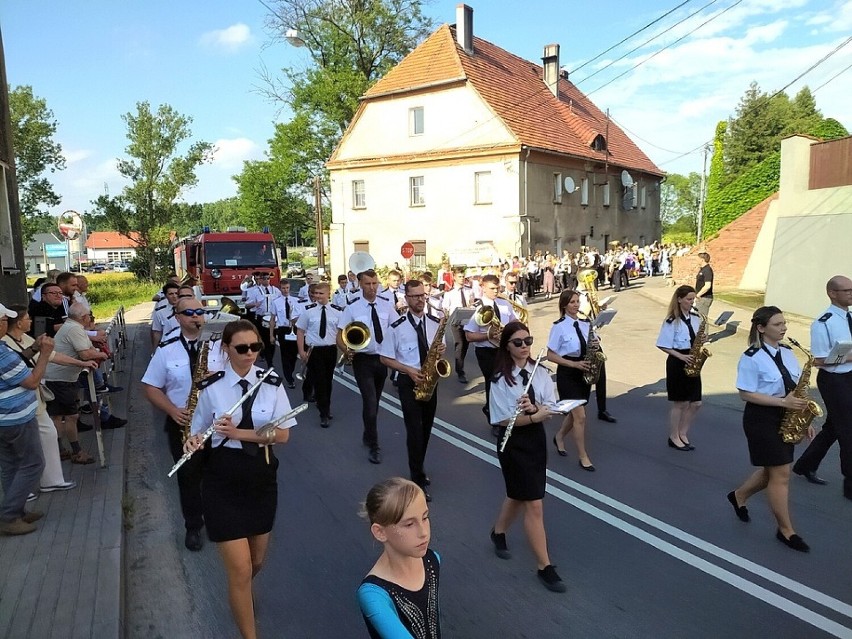 Orkiestry dęte z Kalisza i Rychnowa na paradzie w Prószkowie