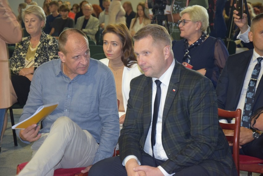 Minister edukacji Przemysław Czarnek otworzył nową szkolną halę sportową w Nysie. Skomentował też najnowszy film Agnieszki Holland