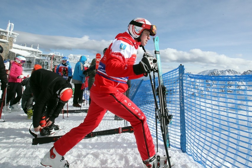 Andrzej Duda jeździł na nartach na Kasprowym Wierchu w ostatni dzień ferii zimowych. Prezydent RP wystartował w maratonie narciarskim 
