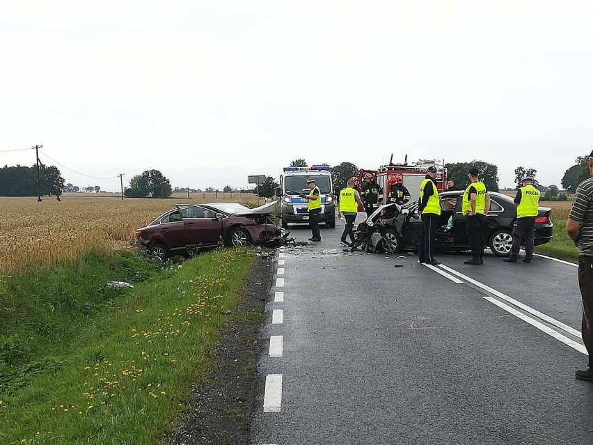 Wypadek na drodze Grudziądz-Chełmno. Czołowe zderzenie. 6 osób poszkodowanych w tym dziecko [zdjęcia]