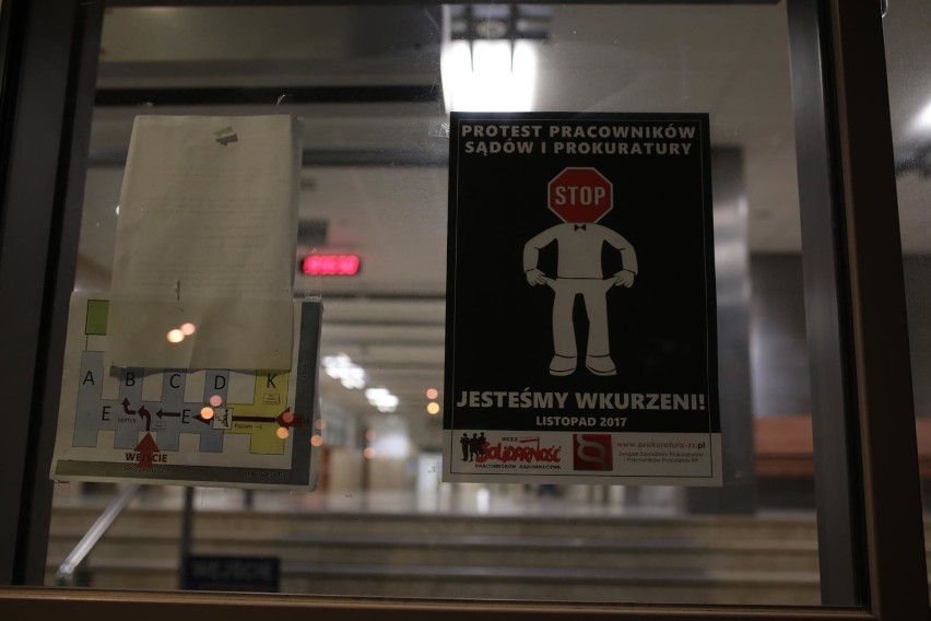 Protest pracowników sądu i prokuratury w Krakowie. Krakowski sąd obwieszony plakatami [ZDJĘCIA]