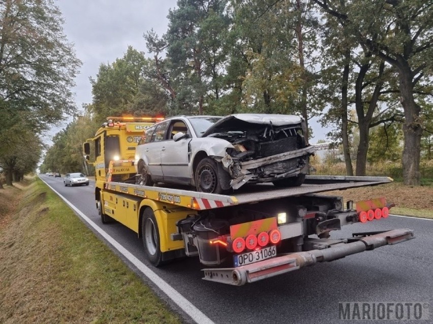 Wypadek w Trzebiszynie. Dachowanie volkswagena. 60-latek zasłabł za kierownicą [ZDJĘCIA]