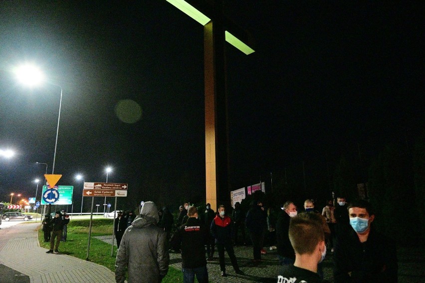 Strajk kobiet Kędzierzyn-Koźle. Na trasie marszu kibice, ministranci. W powietrzu drony. Manifestacja była jednak bardzo spokojna