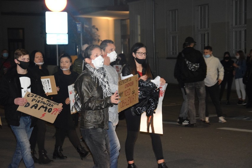 Strajk kobiet Kędzierzyn-Koźle. Na trasie marszu kibice, ministranci. W powietrzu drony. Manifestacja była jednak bardzo spokojna