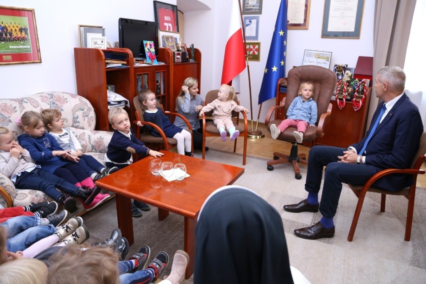 Prezydent miasta Kielce, Bogdan Wenta, spotkał się z grupą maluchów z Niepublicznego Przedszkola U Dominikanek. Zobacz zdjęcia