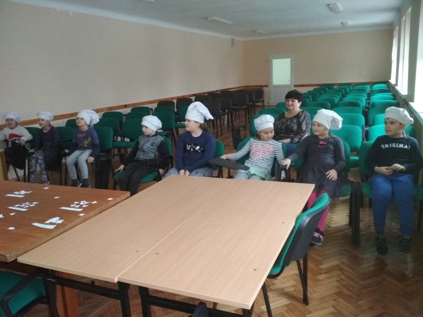 Uczniowie SP w Mastkach na warsztatach kulinarnych w ZSP nr 2 w Łowiczu [Zdjęcia]