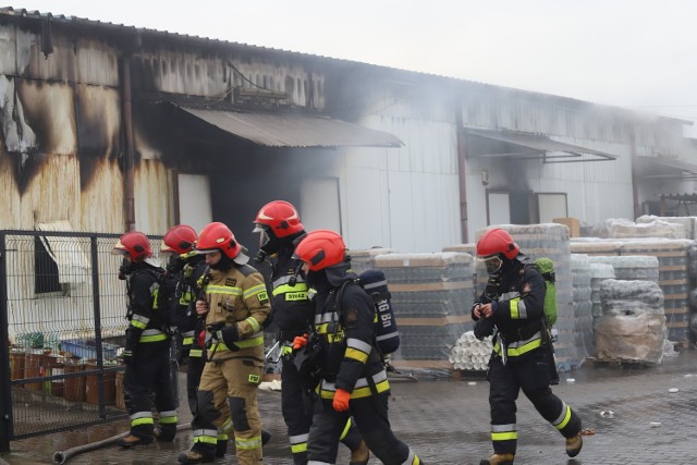 Pożar hali w Sosnowcu. Gęsty dym unosi się nad budynkiem
