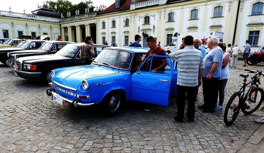 Przed Pałacem Branickich można było podziwiać zabytkowe...