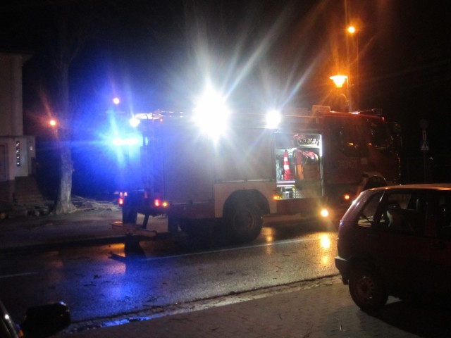 Drzewo przewróciło się wprost na jezdnię ulicy Grunwaldzkiej w Ustce. Do zdarzenia doszło w nocy z piątku na sobotę (13-14 marca). Interweniowała straż pożarna.