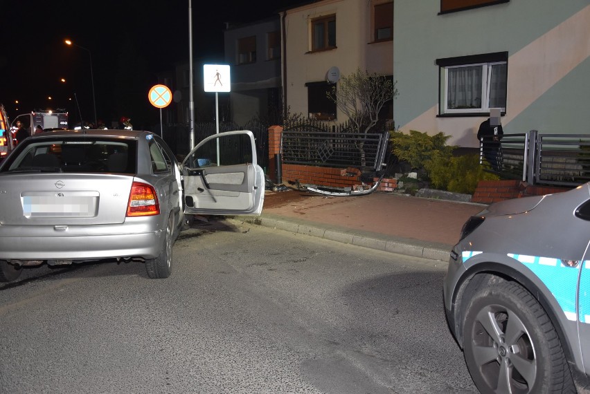 Wypadek na skrzyżowaniu w centrum Grodziska. Policjanci...