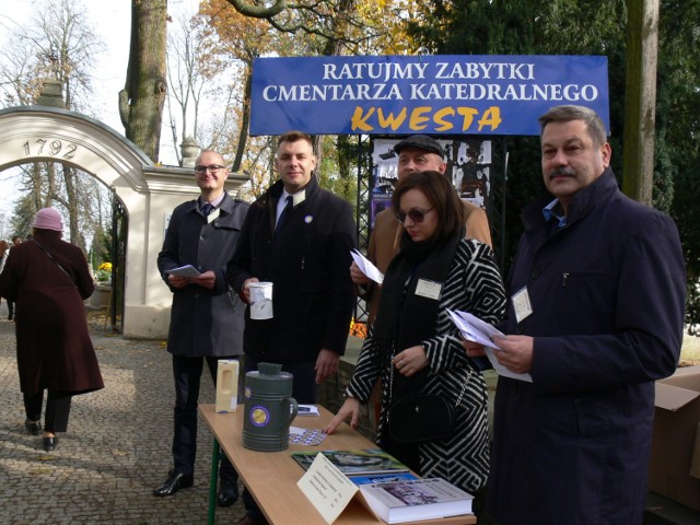 Przy Cmentarzu Katedralnym, jako pierwsi przy wejściu głównym stanęli: od lewej Paweł Niedźwiedź, sekretarz z sandomierskiego Starostwa, Marcin Marzec, wiceprzewodniczący Rady Miasta Sandomierza, Roman Ryński, dyrektor I LO w Sandomierzu i jego zastępca Monika Strojewska oraz Wojciech Czerwiec, wiceprezes Społecznego Komitetu Odnowy Cmentarza Katedralnego w Sandomierzu.