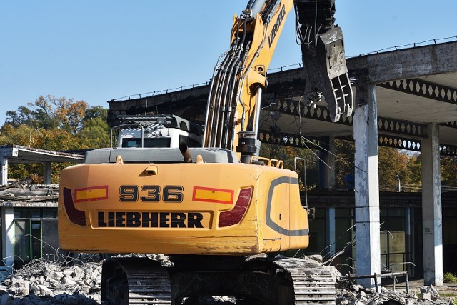 Ciężki sprzęt na plac budowy przy ul. Kolejowej w Sycowie wjechał 13 października. Budynki dworca PKS znikają z powierzchni ziemi