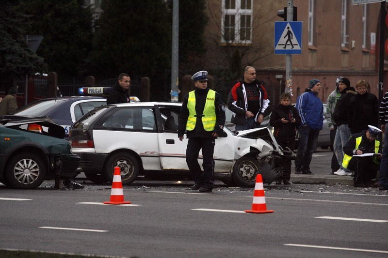 Legnica: Pasażerka ranna w wypadku (ZDJĘCIA)