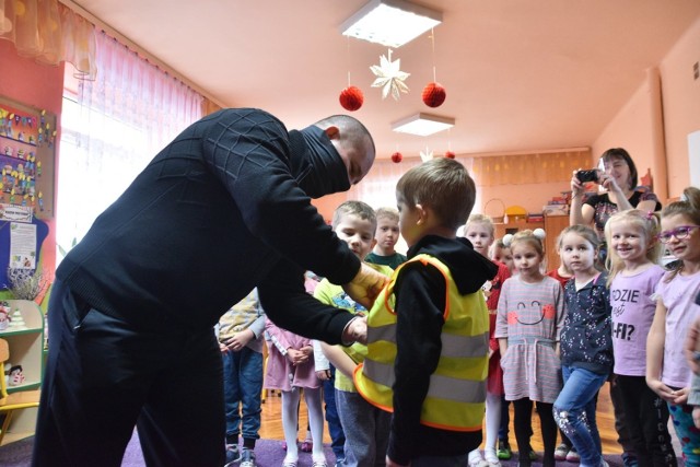 Do przedszkolaków z Przedszkola numer 3 w Jędrzejowie trafiły kamizelki odblaskowe. W ramach akcji „Świeć przykładem – Bądź widoczny".
