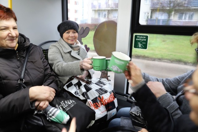 Urzędnicy rozdali gorzowianom kilkaset kubeczków nawiązujących do autobusów elektrycznych.