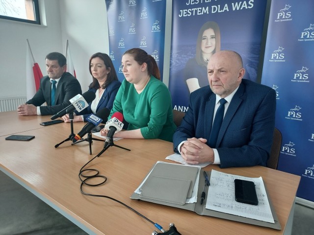 Działania rządu podczas konferencji prasowej w Grudziądzu chwalili Anna Gembicka, wiceminister rolnictwa oraz radni Krzysztof Kosiński z miasta oraz Bożena Nadworna i Tomasz Kaliszewski z powiatu grudziądzkiego