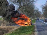  Pożar samochodu na drodze między Sławą a Starym Strączem. Auto doszczętnie spłonęło