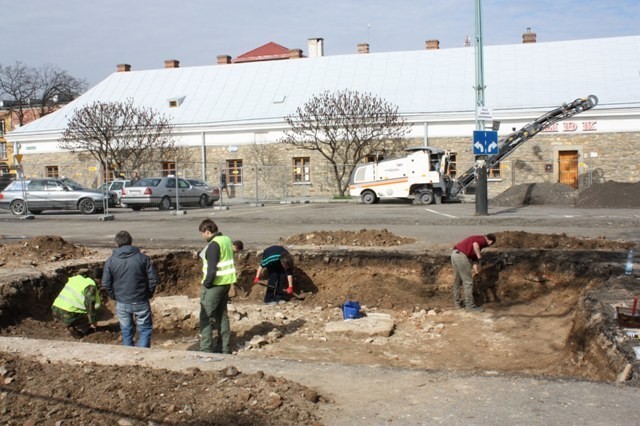 Prace archeologów na placu św. Michała w Sanoku [zdjęcia]