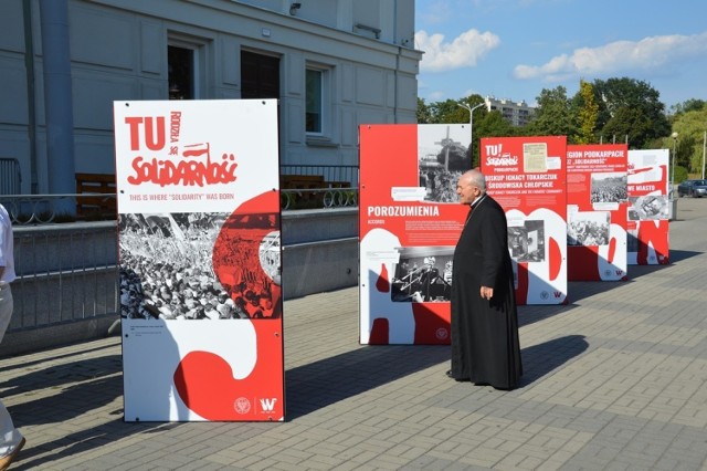 Biskup Edward Frankowski zwiedza wystawę „Solidarności”