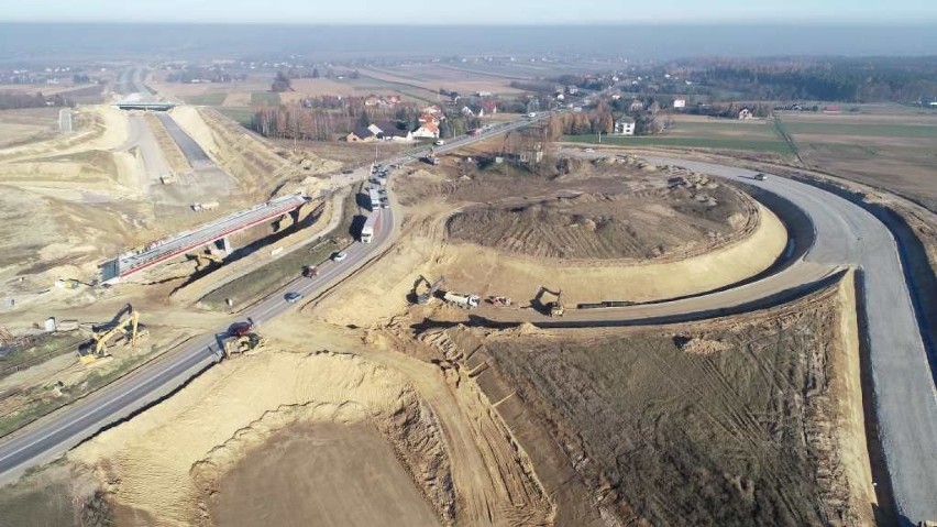 Małopolska. Budowa północnego odcinka trasy S7 wygląda imponująco [ZDJĘCIA] 29.12.2020