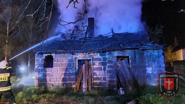 Pożar domu jednorodzinnego w Szczepanowie wybuchł 1 maja 2022 ok. godz. 3