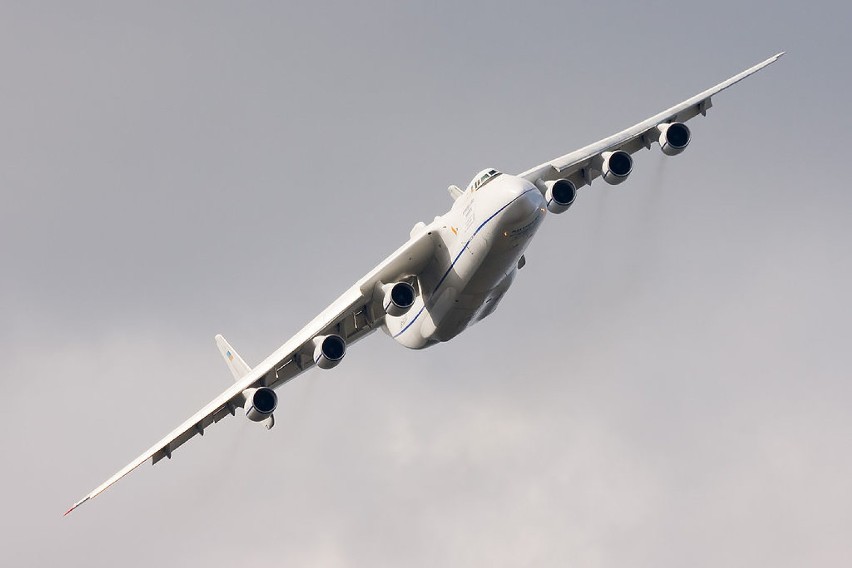 An-225 Mriya to sześciosilnikowy samolot transportowy...