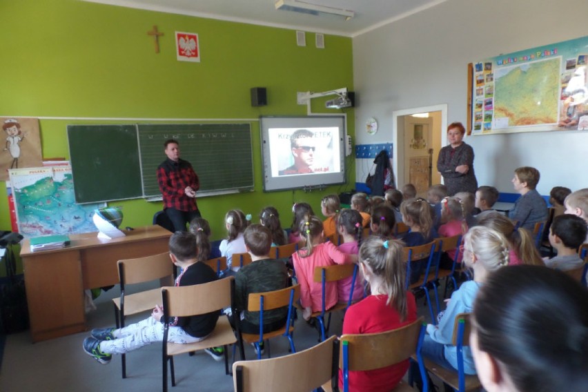 Podróżnik Krzysztof Petek odwiedził dzieci ze Szkoły Podstawowej w Kwileniu